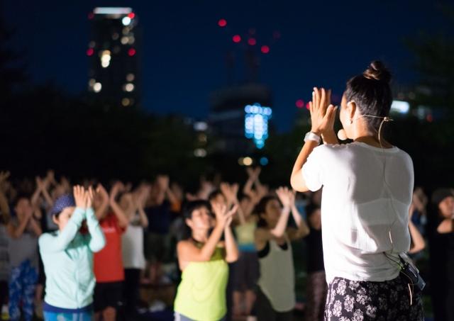 画像: 秋の夜、芝生の上で裸足になってリラックス。月のパワーを感じながら行うお月見ヨガも開催!