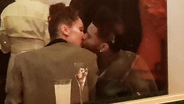 画像: 今年の5月にカンヌにてキス写真を激写。
