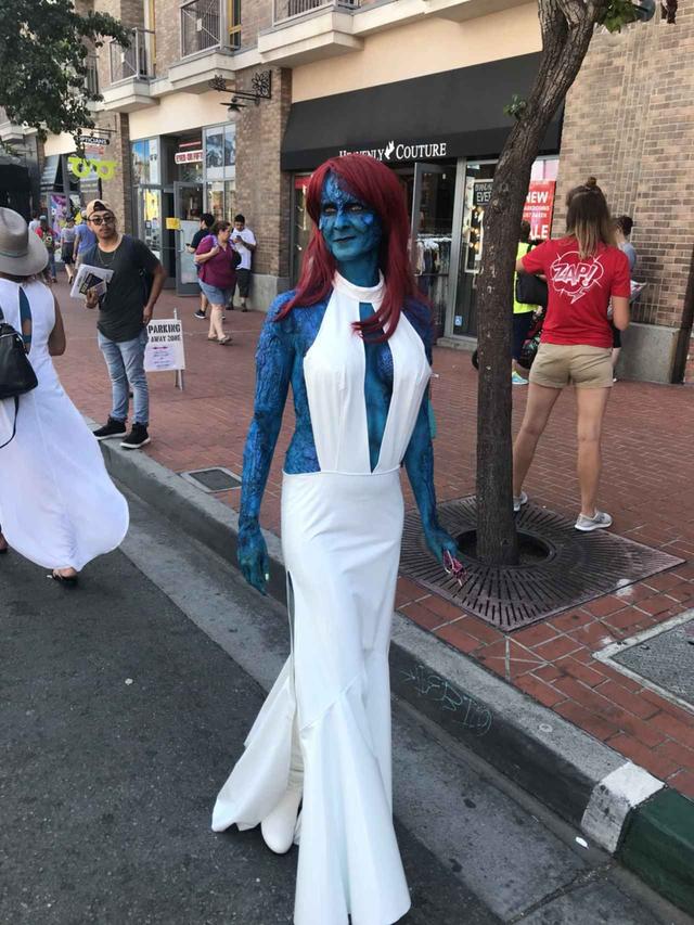 画像: 『X-MEN』シリーズに出てくるミスティークに変身した女性。このブルーの姿はスーツではなく、早朝から自分で特殊メイクをほどこしたというから驚き。