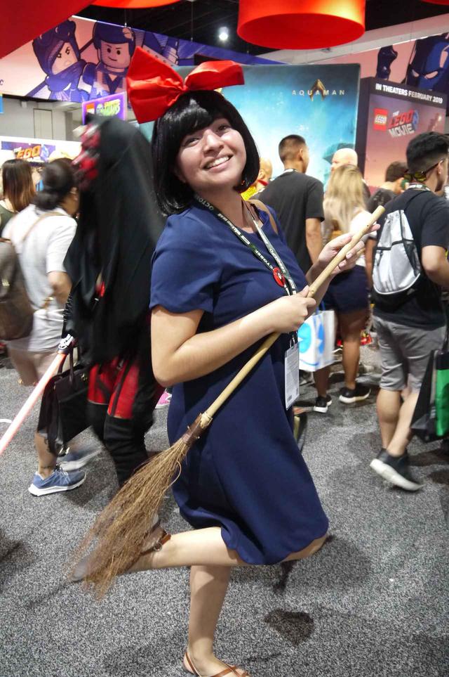 画像: ジブリ映画『魔女の宅急便』のキキに扮した女性。手に持ったほうきは前日に手作りしたものだそう。日本から来たと伝えたところ、目を光らせて「日本が大好きなの! いつか行ってみたい」と話してくれた。
