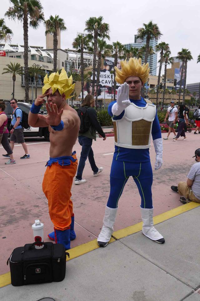 画像: 今年のコミコンで大々的にフィーチャーされていたドラゴンボールのコスプレをしていた男性2人。