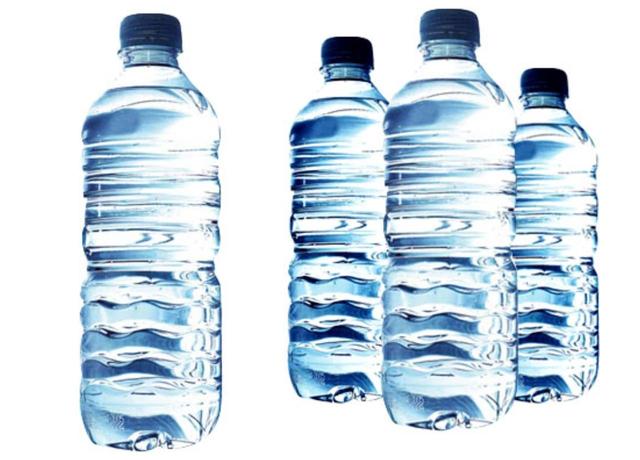 画像1: 水のボトルを数本準備して…