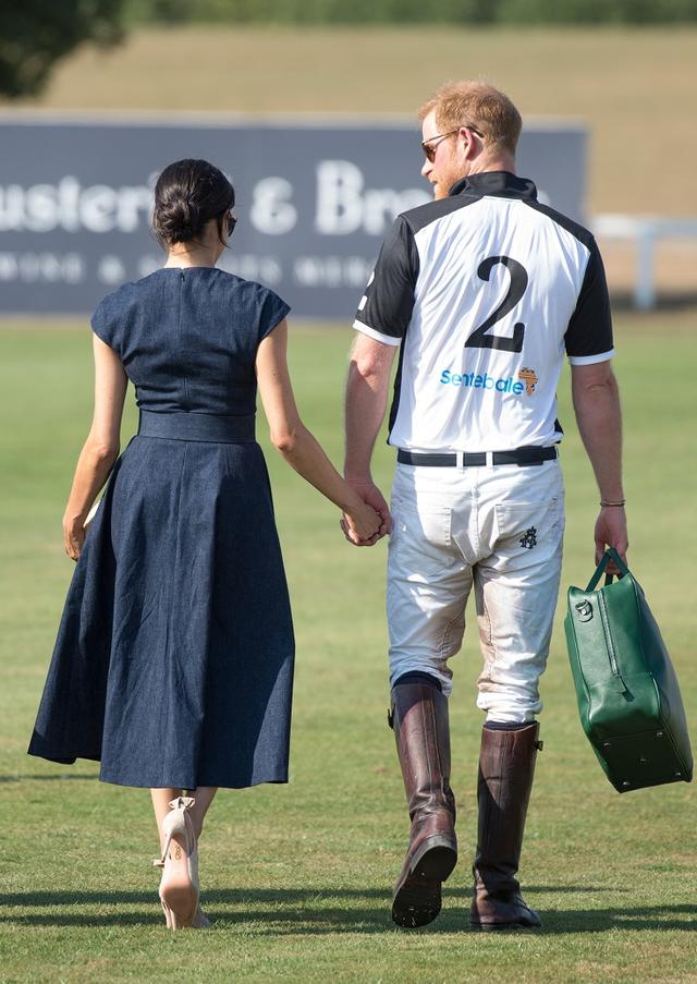画像: 公の場でのキスは王室ルール違反?