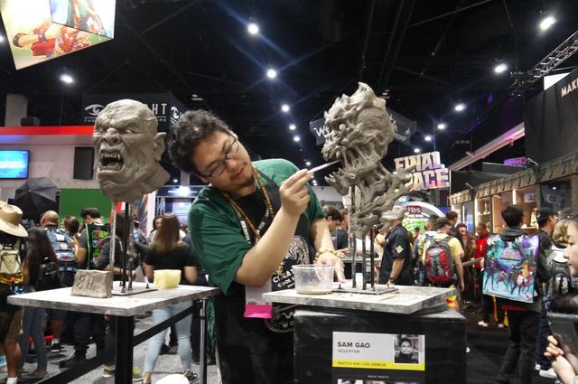 画像: 実際にフィギュアを作る過程を見せてくれるブース。
