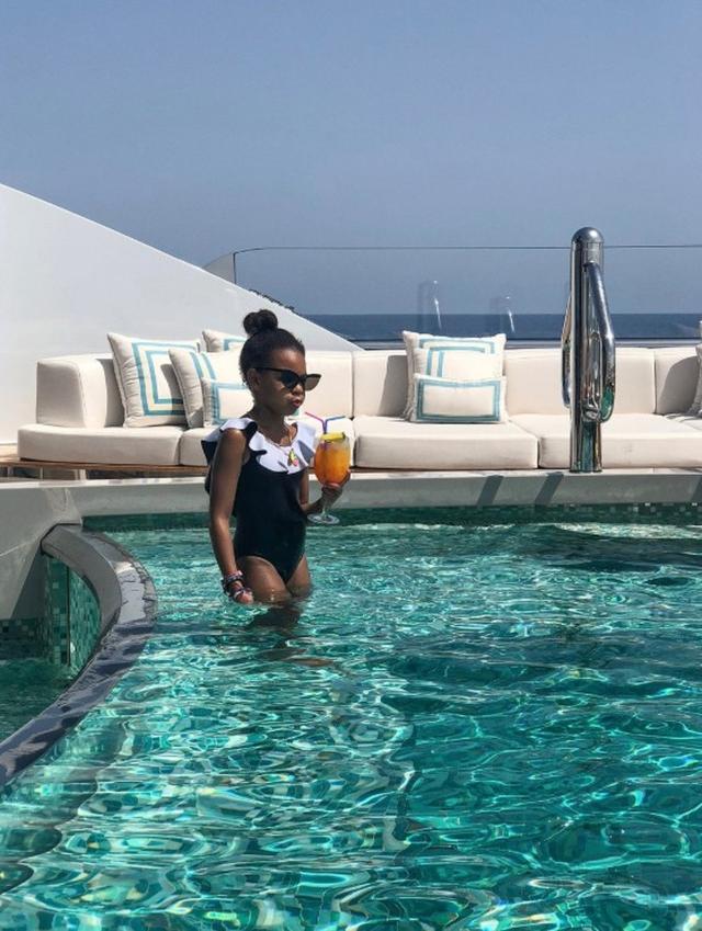 画像: ラッフルつきの水着にサングラスを着用したリア充感がハンパ無い1枚も。©Beyonce.com