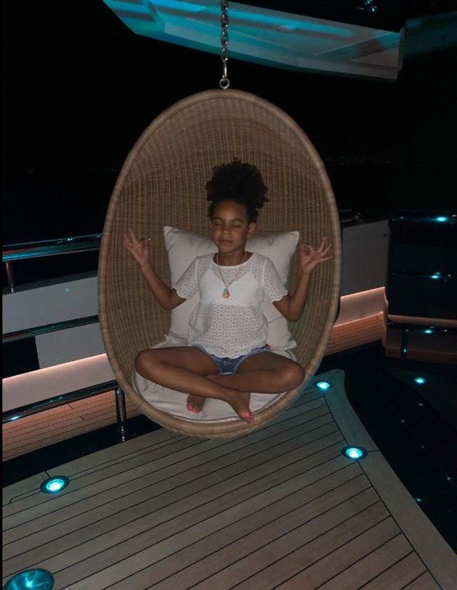 画像: おしゃれなブランコで大仏風のポーズ。©Beyonce.com