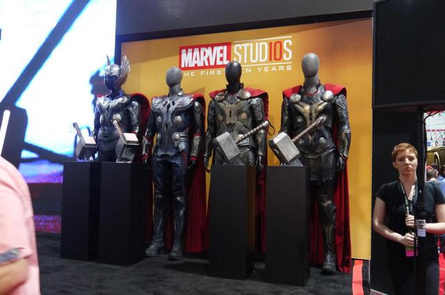 画像: つねに混雑していたマーベルのブースでは、映画『マイティ・ソー』シリーズで使われた衣装が展示されていた。