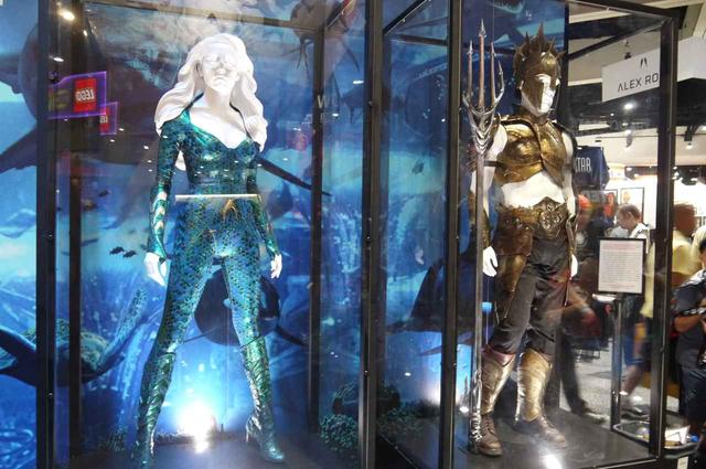 画像: DCコミックスのブースには、映画『アクアマン』の衣装が。