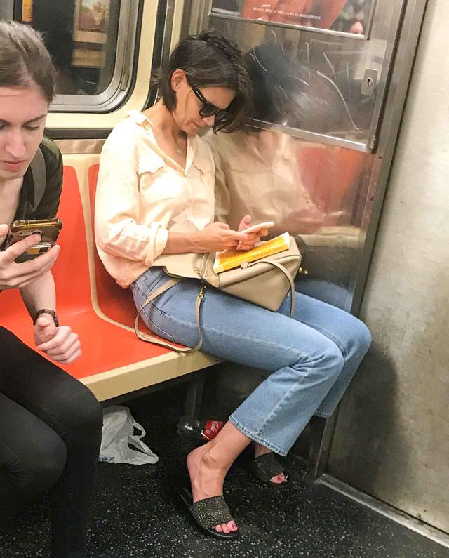 画像2: 電車にケイティ・ホームズ?電車に乗っている姿が新鮮すぎて二度見