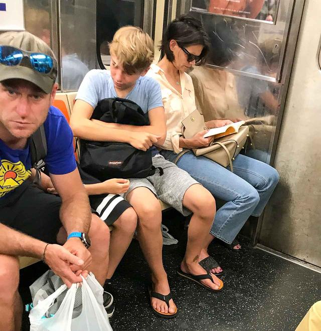 画像1: 電車にケイティ・ホームズ?電車に乗っている姿が新鮮すぎて二度見