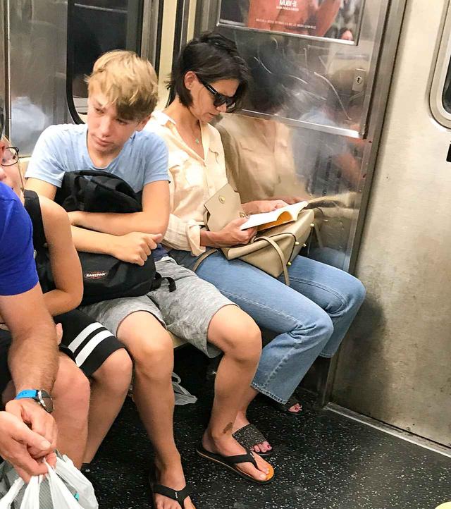 画像3: 電車にケイティ・ホームズ?電車に乗っている姿が新鮮すぎて二度見