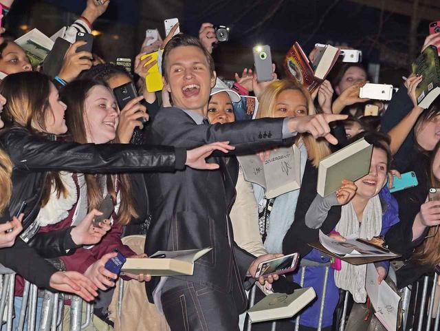 画像: アンセル・エルゴート、『ダイバージェントNEO』プレミアでファンと記念撮影。予定をオーバーしてファンサービスに熱中することも少なくない。