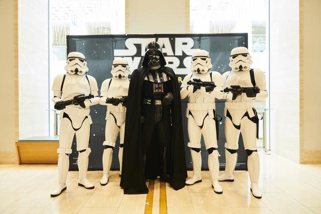 画像: 映画のキャラクターたちと記念撮影ができるブースには長蛇の列が。Photo by 星野麻美、Presentation licensed by DISNEY CONCERTS in association with 20th Century Fox, Lucasfilm and Warner/Chappell Music. © 2018 & TM LUCASFILM LTD. ALL RIGHTS RESERVED © DISNEY