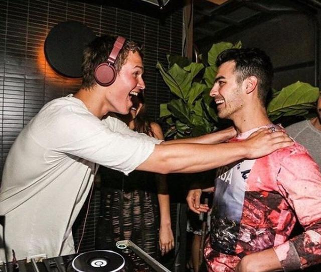 画像: DJとしてはマイアミのウルトラ・ミュージック・フェスティバルでもプレイしたことがある実力。写真はDNCEのジョー・ジョナスと。©Ansel Elgort/Instagram