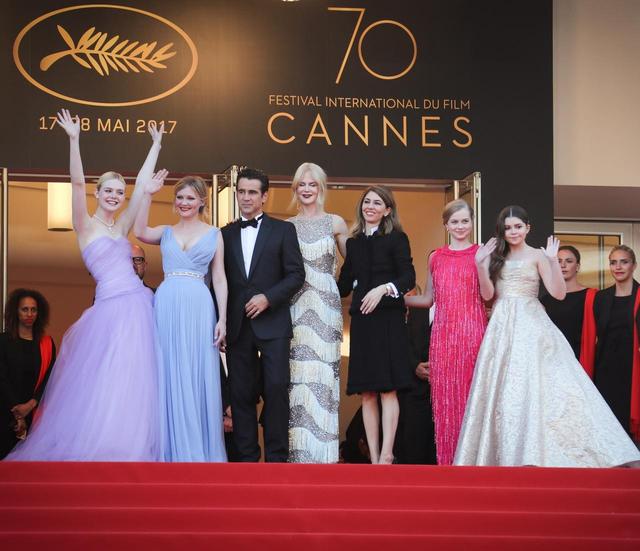 画像: カンヌ映画祭での特別上映会のレッドカーペットにて。左からエル・ファニング、キルステン・ダンスト、コリン・ファレル、ニコール・キッドマン、ソフィア・コッポラ監督、アンガーリー・ライス、アディソン・リーケ。