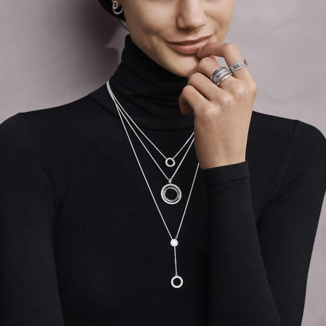 画像: 写真ネックレス上から:ロゴネックレス(SV×CZ)¥10,000 / ¥16,000 / ¥16,000(税抜), リング中指上から:ロゴリング(SV×CZ)¥10,000/ ¥14,000 / ¥10,000(税抜) , 人差し指ロゴリング(SV×CZ) ¥14,000(税抜),ロゴピアス(SV×CZ) ¥10,000(税抜)