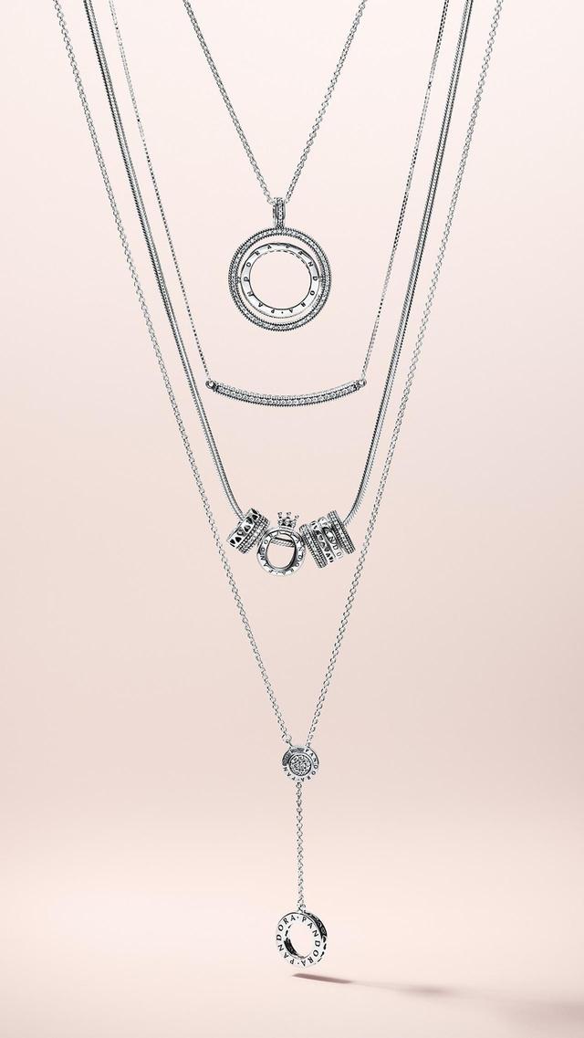 画像: 写真ネックレス上から:ロゴネックレス(SV×CZ)¥16,000/ ¥12,000 , チャーム&ネックレス(SV×CZ) 合計¥33,000, ロゴネックレス(SV×CZ)¥16,000(税抜)