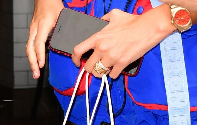 画像2: ジャスティン・ビーバー恋人の左手薬指から婚約指輪が消える!この意味とは?