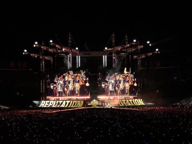 画像: REPUTATIONと表示された箇所が床までと続くスクリーンになっている。©Taylor Nation/Twitter