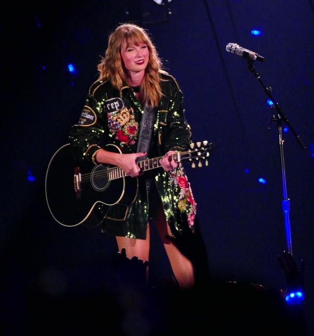 画像: プライド月間である6月最後の公演では、LGBT+のファンに人気の曲「マイン」を歌った。(写真はアリゾナ公演より)