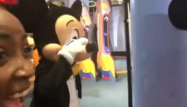 画像3: ディズニーランドで男性がミニーにプロポーズ!それを見たミッキーが取った行動とは?