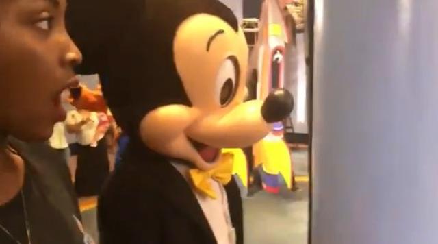 画像2: ディズニーランドで男性がミニーにプロポーズ!それを見たミッキーが取った行動とは?