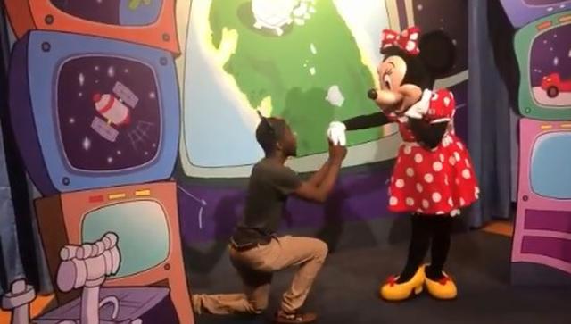 画像1: ディズニーランドで男性がミニーにプロポーズ!それを見たミッキーが取った行動とは?