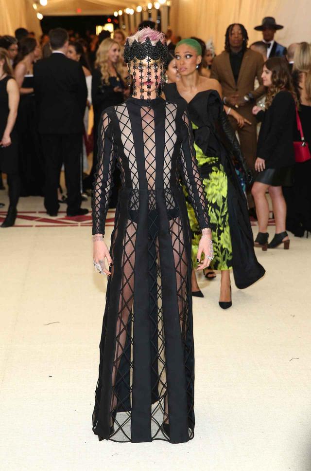 画像: 今年のテーマは「ヘブンリーボディ:ファッションとカトリックのイマジネーション」。カーラはディオール(Dior)のドレスを纏って出席。