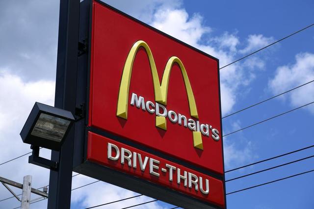 画像: マクドナルドでラテを買った女性、中に入っていたものに驚愕