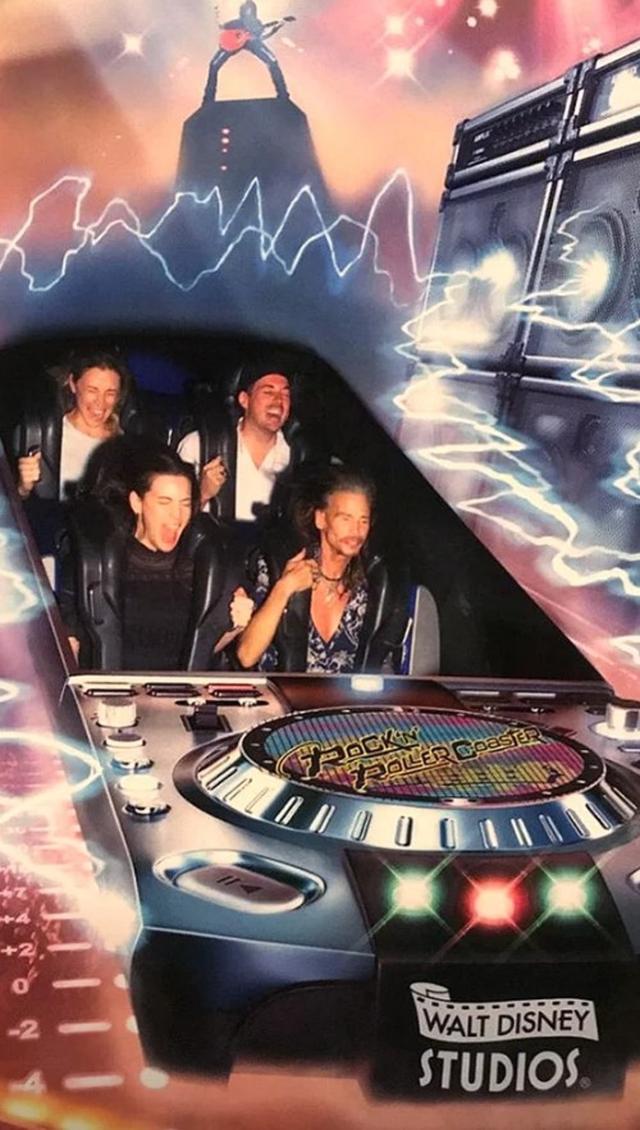 画像: ロックンローラー・コースターで“無の表情”になるスティーヴン。©LivTyler/ Instagram