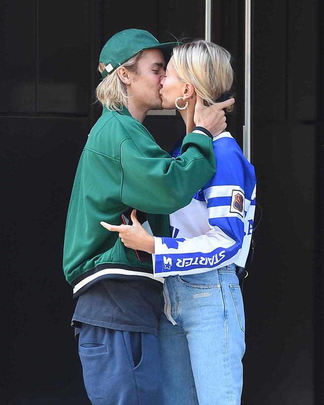 画像1: 後日、カメラの前で“大胆”キス&ハグのお返し