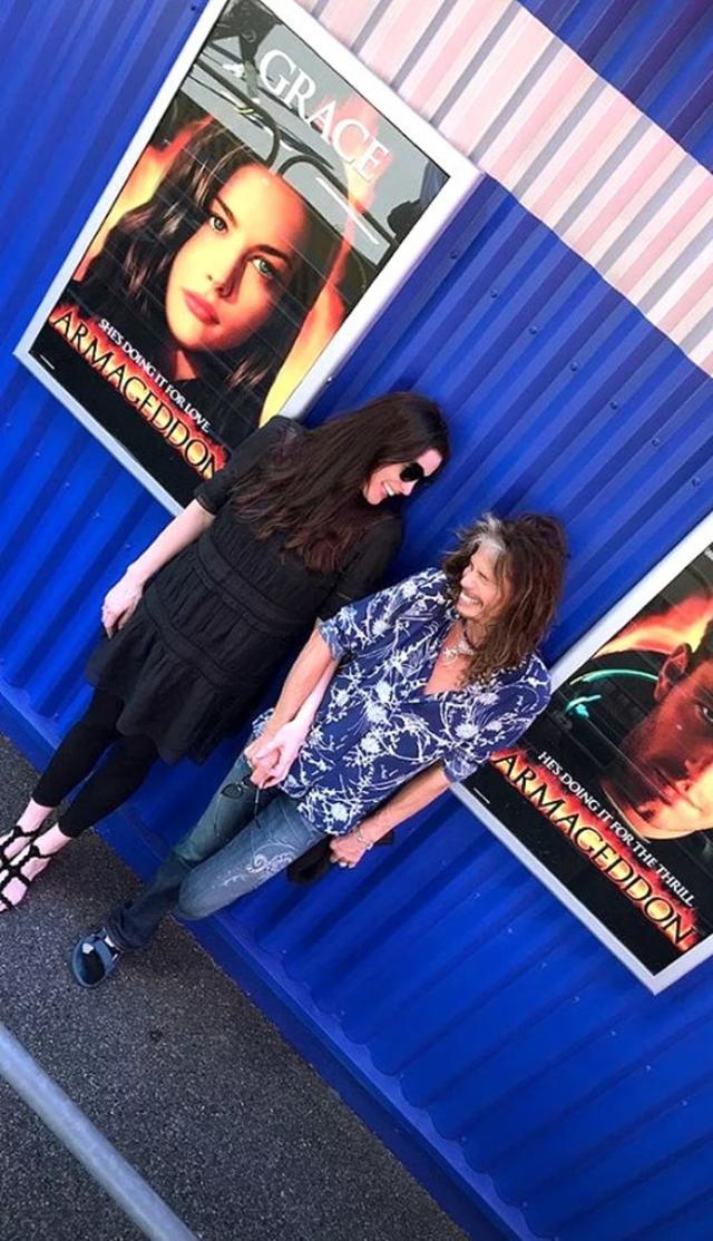 画像: ポスターの前でリヴと記念撮影。©Liv Tyler/ Instagram