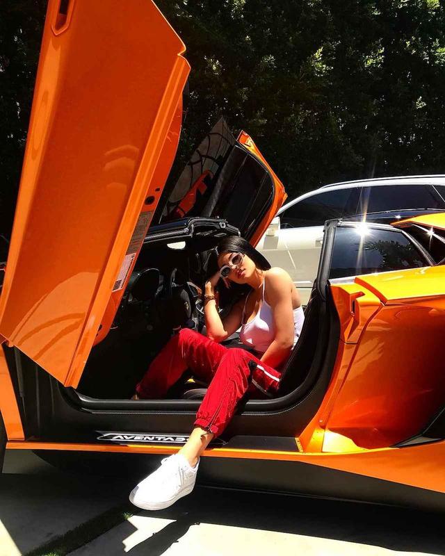 画像2: セレブの愛車:カイリー・ジェンナーの約5,200万円のランボルギーニ!