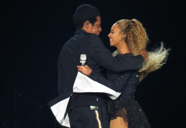 画像: 2018年6月にスタートした2度目のジョイントツアーOn the Run II Tourでは、ラブラブなシーンを惜しみなく見せている。