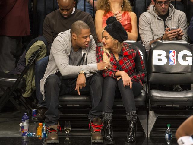 画像: 大好きなNBA観戦中は、2人で顔を寄せ合って話したり、冗談を言って笑ったりする姿がよく目撃される。