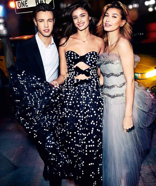 画像: ヴィクトリアズ・シークレット・エンジェルズのテイラー・ヒルも2人と共演。©Carolina Herrera