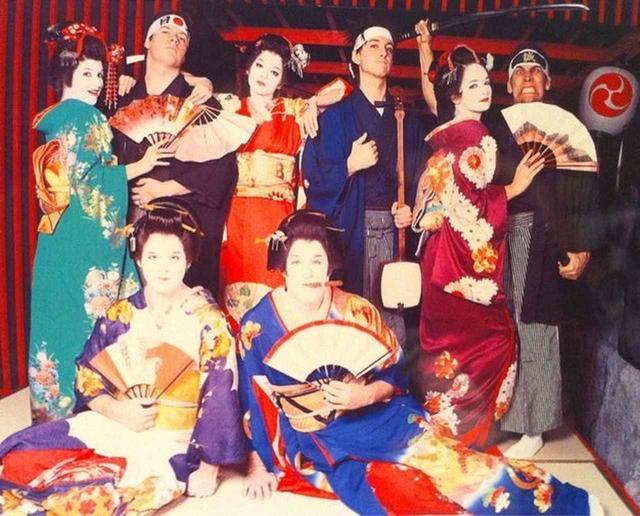 画像: 過去の来日時には、ツアーメンバーと芸妓体験に参加したテイラー・スウィフト(中央左)。