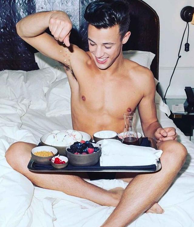 画像: ベッドの上で裸でスイーツを食べるという、女子の好きなものてんこ盛りの写真を公開。この写真には100万件以上もの「いいね」がついている。©Cameron Dallas/ Instagram