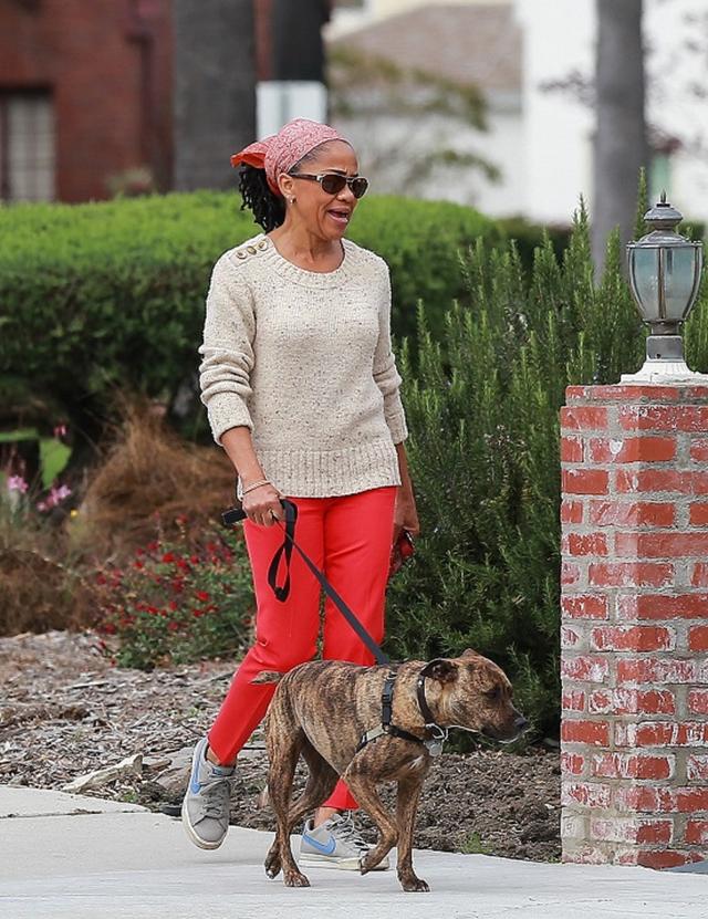 画像: カリフォルニア州にある自宅近所で愛犬を散歩するドーリア。