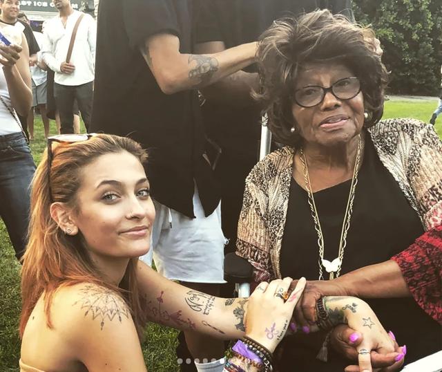 画像: ライブ会場を訪れた祖母キャサリンと。©Paris Jackson / Instagram www.instagram.com