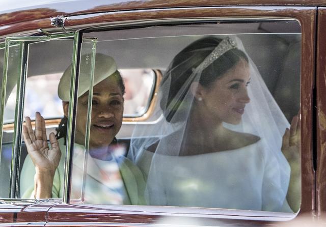 画像: ロイヤル・ウェディングでのメーガン妃と母ドーリア。