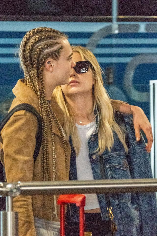 画像2: カーラ・デルヴィーニュ&アシュレイ・ベンソンの「ほのぼのキス」を激写!
