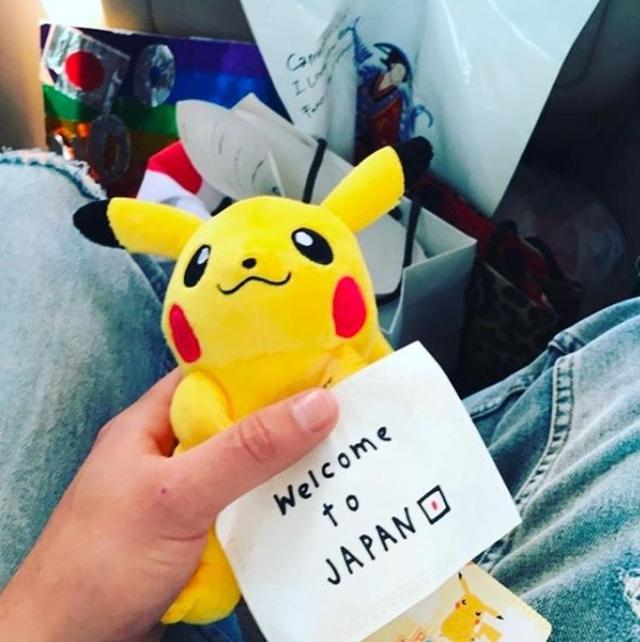 画像: 日本のファンにもらったプレゼントを車内で開けてSNSにアップしていた。©Cameron Dallas/Instagram
