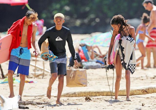 画像5: ウィル・スミスの17歳娘、水着から伸びるスラっとした美脚にうっとり