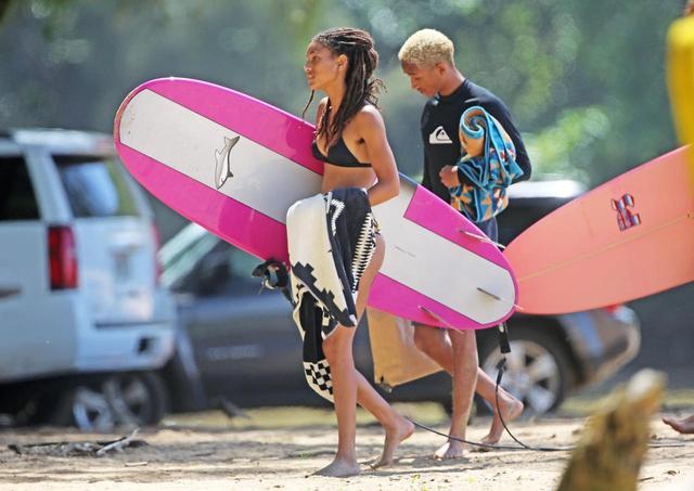 画像4: ウィル・スミスの17歳娘、水着から伸びるスラっとした美脚にうっとり
