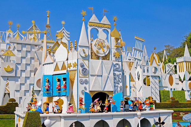 画像: インスパイア源となった『イッツ・ア・スモール・ワールド』の外観。©Disney