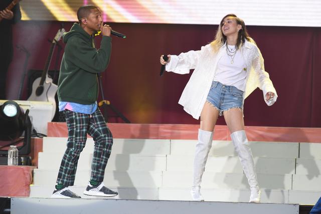 画像: マイリー・サイラスらと共にマンチェスターのテロ被害者を支援するコンサートOne Love Manchesterに出演したファレル・ウィリアムス。アリアナのアルバム『スウィートナー』の約半分をプロデュースした。