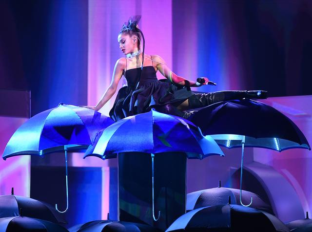 画像: 2017年にはアルバムリリースがなかったにもかかわらず、米音楽誌Billboardのウーマン・オブ・ザ・イヤーに選ばれたアリアナ。写真は2018年のビルボード・ミュージック・アワードより。