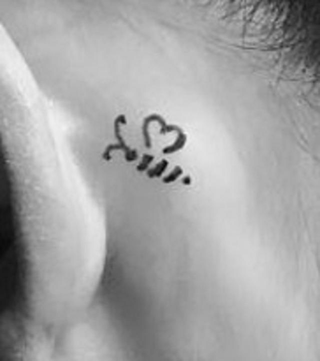 画像: ミラが手がけたアリアナの「蜂」のタトゥー。©Ariana Grande/ Instagram