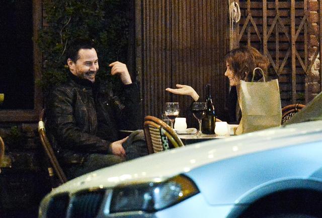 画像: 2015年にハリウッドのレストランで女優のボヤナ・ノヴァコヴィッチと会話に花を咲かせるキアヌ。